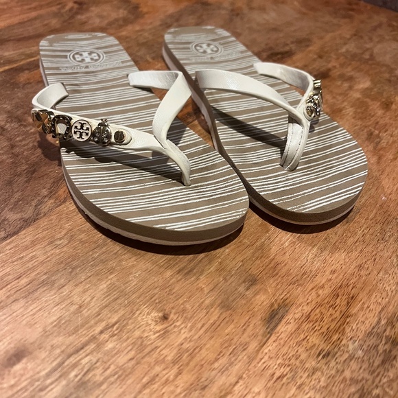 Tory Burch Logo Flip-Flops - Kiley Charm - Picture 2 of 4
